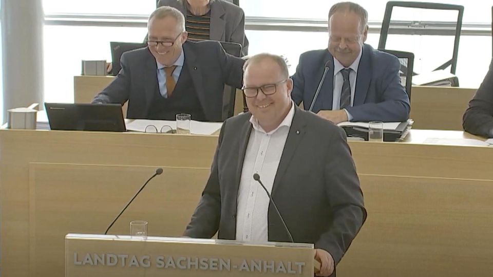 Landtag von Sachsen-Anhalt: CDU-Politiker hat Lachanfall am Rednerpult –  und kann gar nicht mehr aufhören