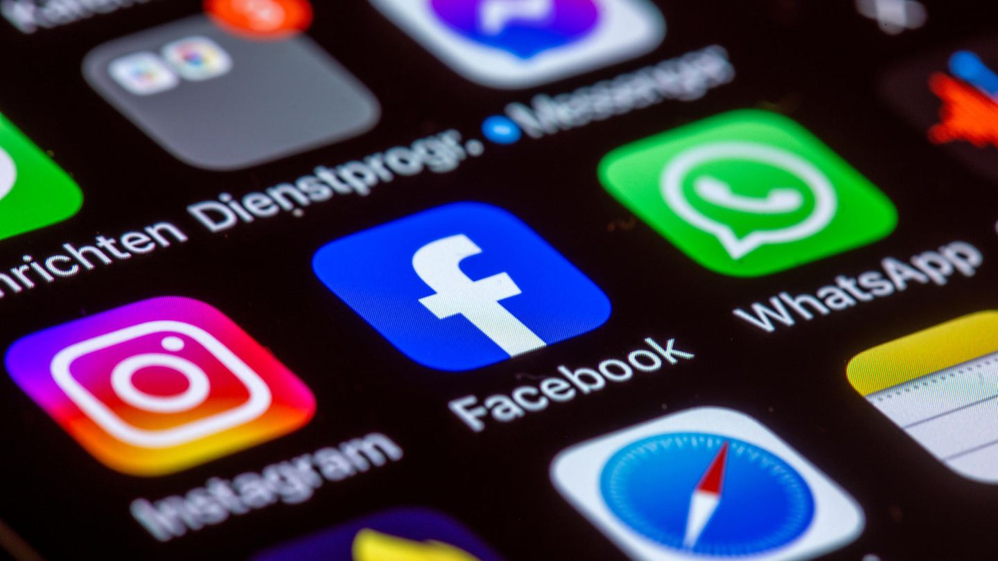 Smartphone-Display mit dem Homebildschirm: Darauf zu sehen unter anderem die Meta-Apps Instagram und Facebook