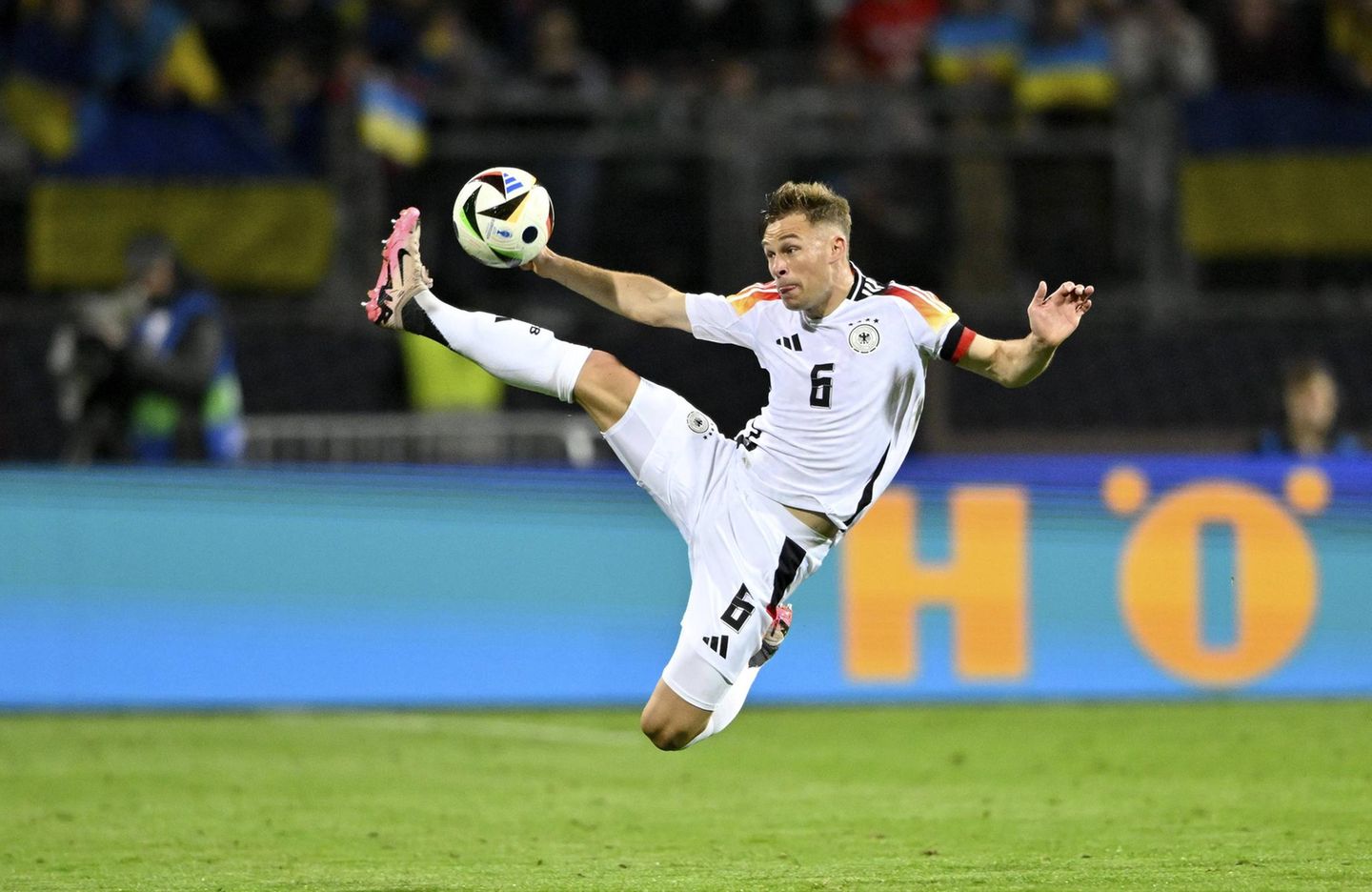 Joshua Kimmich in einer akrobatischen Aktion auf dem Fußballfeld