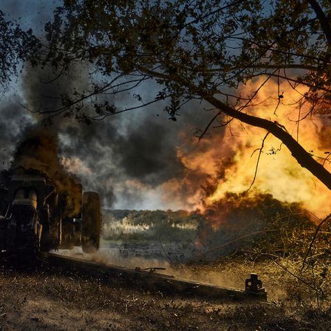 Ein Soldat feuert eine D-30-Kanone auf russische Stellungen an der Frontlinie ab