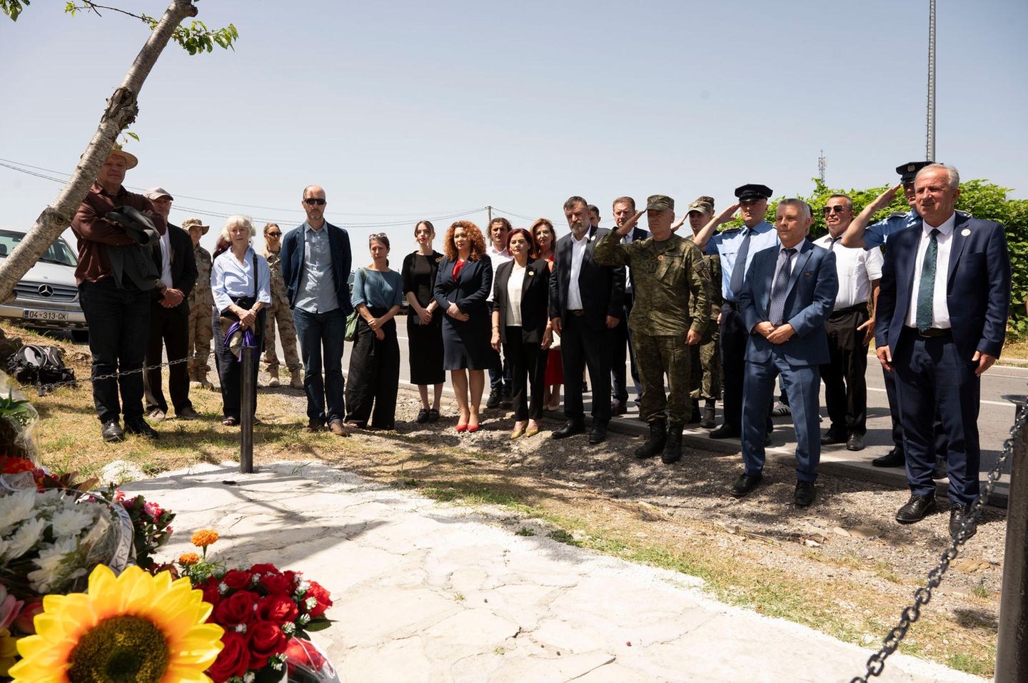 Angehörige, Freunde und Honoratioren der Stadt Suha Reka an der Gedenkstätte am Dulje-Pass