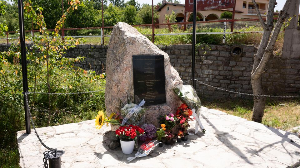 Der Gedenkstein am Duljepass auf neuem Sockel