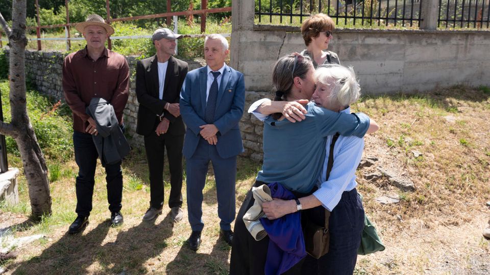 Auch nach 25 Jahren ist der Schmerz noch da: Lucy und Jo Krämer, im Hintergrund im blauen Anzug Botschafter Jörn Rohde