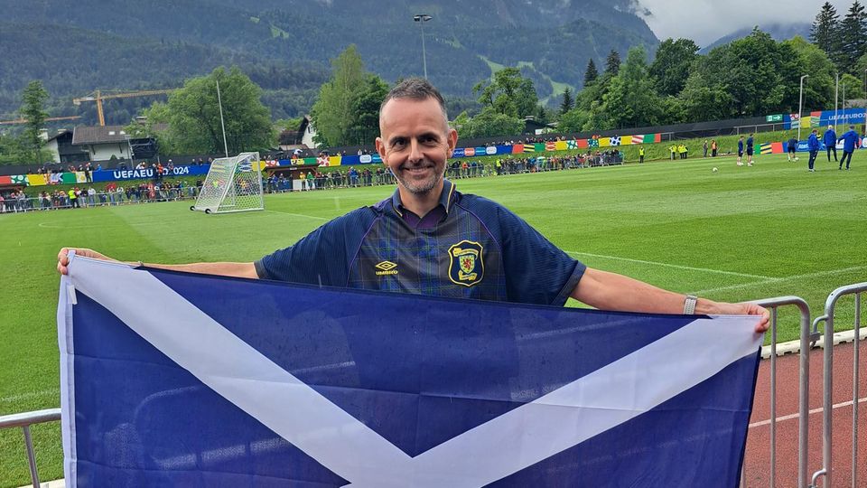 Gastronom Andrew Syme, 52, freut sich riesig auf das Eröffnungsspiel: "Es ist schon ein Erfolg, dass wir überhaupt dabei sind!"