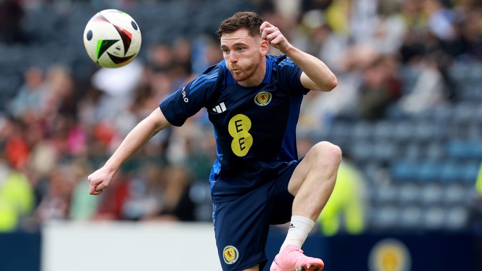 Fußballer macht ein kompliziertes Ball-Manöver mit dem linken Bein