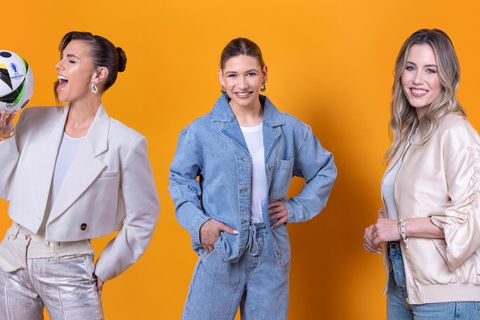 Laura Wontorra, Laura Papendick und Jana Wosnitza vor Orangenen Hintergrund