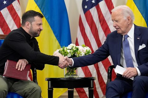 Joe Biden und Wolodymyr Selenskyj schütteln sich in Paris die Hände