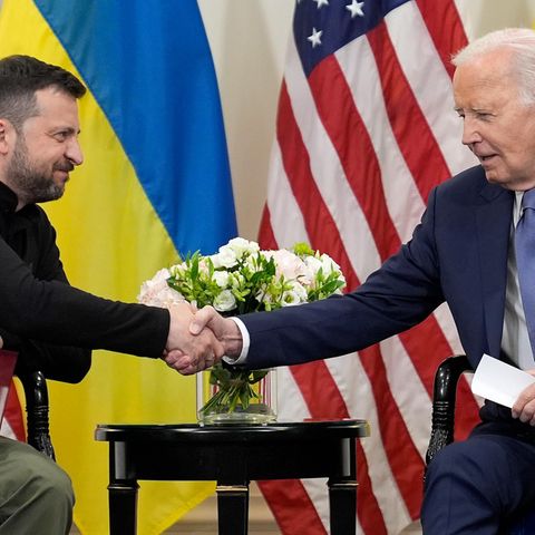 Joe Biden und Wolodymyr Selenskyj schütteln sich in Paris die Hände