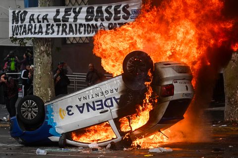 In Argentinien liegt ein Auto auf dem Dach und brennt