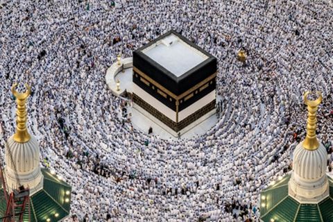 Muslimische Gläubige an der Kaaba