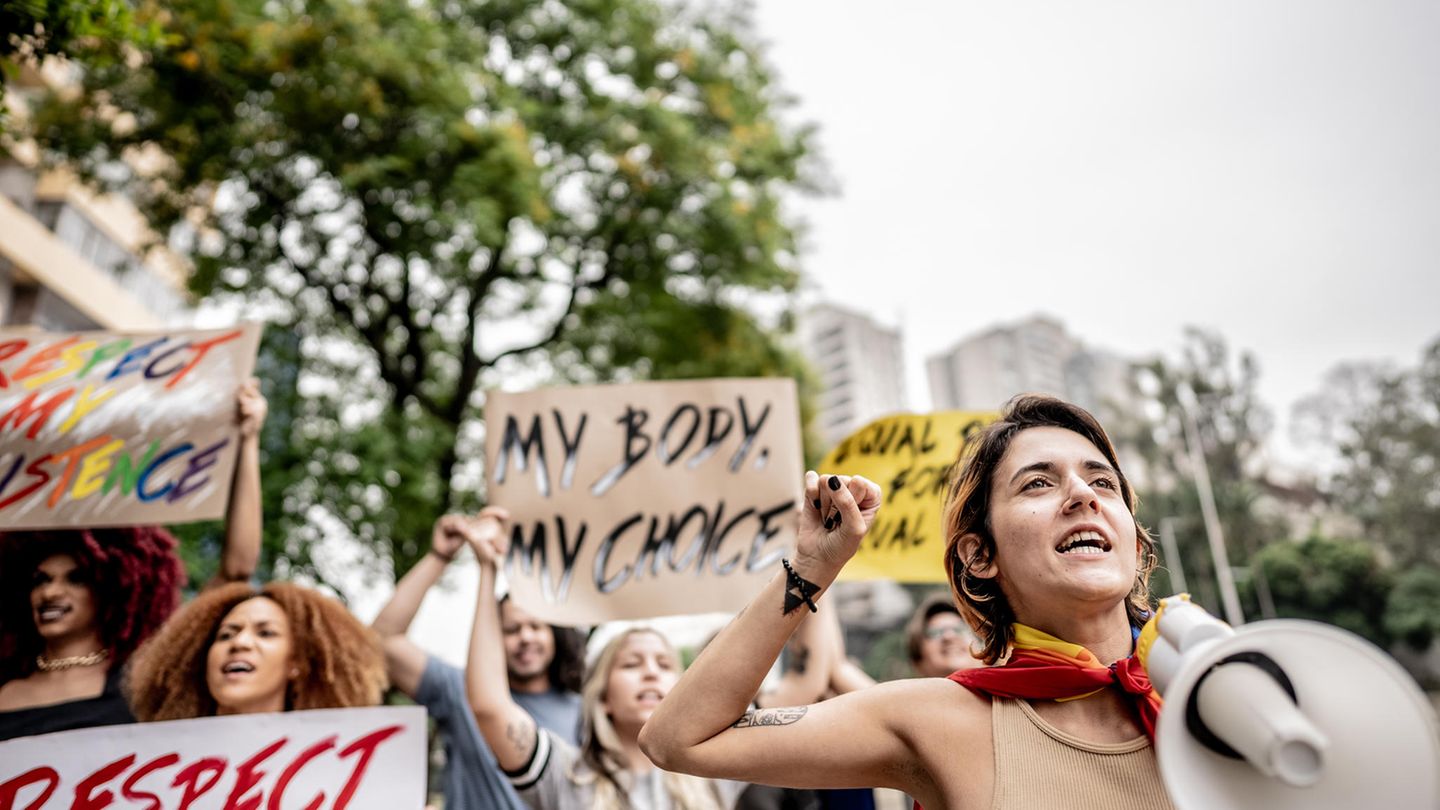 Abortion: Trump judge allows access to abortion pill again