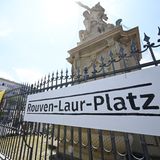 Ein Schild mit dem Namen des Polizisten erinnert in Mannheim an den erschütternden Vorfall