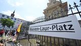 Ein Schild mit dem Namen des Polizisten erinnert in Mannheim an den erschütternden Vorfall