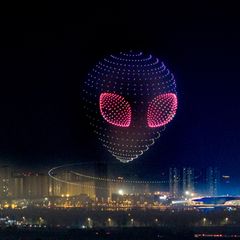 Drohnenformation zeigt einen bunten Alien am Himmel  zum chinesischen Frühjahrsfest