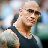 Dwayne "The Rock" Johnson: "Ein Tag ohne Schmerzen ist wie ein Tag ohne Sonnenschein"  Vor einigen Tagen richtete sich Dwayne Johnson per Instagram-Video an seine Fans – mit der Bitte um medizinische Tipps. Der 52-Jährige steht gerade für den Martial-Arts-Film "The Smashing Machine" vor der Kamera und zeigte seinen rechten Arm vor, den er sich dabei verletzt hatte. "Wenn dein Film 'The Smashing Machine' heißt … naja, … dann wirst Du halt zerschmettert!", scherzte er. Dazu hielt er eine pralle Schwellung am rechten Ellenbogen in die Kamera – seine "Melone", wie er sie nannte. "Ich wurde heute in unseren Szenen ziemlich vermöbelt", erklärte er.  Aber Blessuren ist der Action-Star gewöhnt: Nach Stunt-Unfällen wurde er im Internet bereits dreimal für tot erklärt. Und sein Vater, ein Ringer und Bodybuilder, hatte ihm bereits als Kind erklärt "Ein Tag ohne Schmerzen ist wie ein Tag ohne Sonnenschein, Junge". Trotzdem bat Johnson am Ende des Clips seine Fans um Tipps für Entzündungshemmer und genehmigte sich zuletzt einen Schluck seiner hauseigenen Tequila-Marke "Teremana" – um dann ins Fitness-Studio zu gehen.