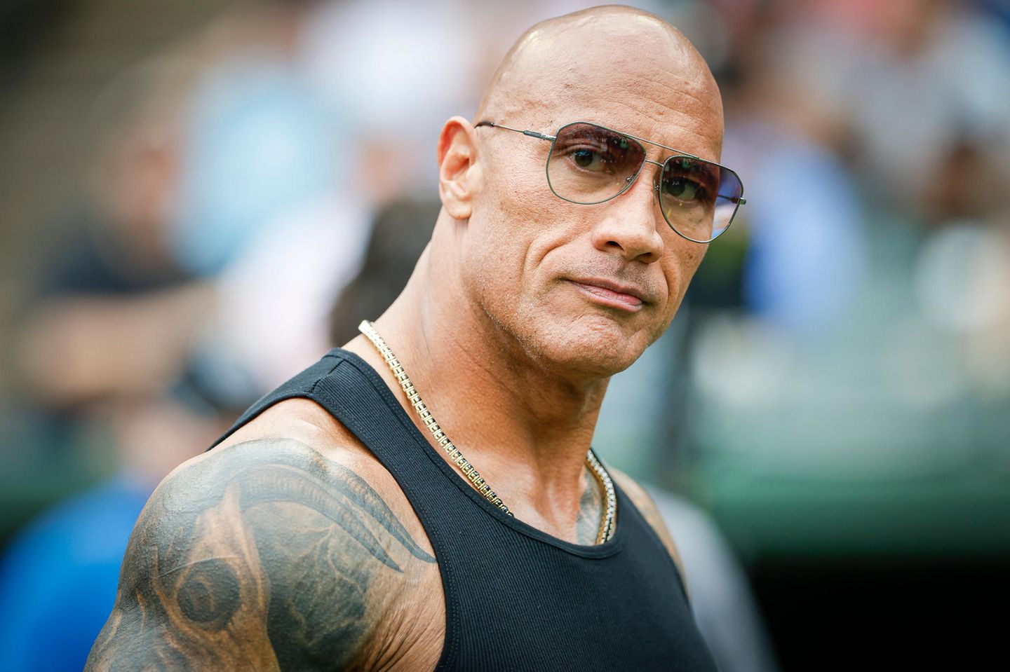 Dwayne "The Rock" Johnson: "Ein Tag ohne Schmerzen ist wie ein Tag ohne Sonnenschein"  Vor einigen Tagen richtete sich Dwayne Johnson per Instagram-Video an seine Fans – mit der Bitte um medizinische Tipps. Der 52-Jährige steht gerade für den Martial-Arts-Film "The Smashing Machine" vor der Kamera und zeigte seinen rechten Arm vor, den er sich dabei verletzt hatte. "Wenn dein Film 'The Smashing Machine' heißt … naja, … dann wirst Du halt zerschmettert!", scherzte er. Dazu hielt er eine pralle Schwellung am rechten Ellenbogen in die Kamera – seine "Melone", wie er sie nannte. "Ich wurde heute in unseren Szenen ziemlich vermöbelt", erklärte er.  Aber Blessuren ist der Action-Star gewöhnt: Nach Stunt-Unfällen wurde er im Internet bereits dreimal für tot erklärt. Und sein Vater, ein Ringer und Bodybuilder, hatte ihm bereits als Kind erklärt "Ein Tag ohne Schmerzen ist wie ein Tag ohne Sonnenschein, Junge". Trotzdem bat Johnson am Ende des Clips seine Fans um Tipps für Entzündungshemmer und genehmigte sich zuletzt einen Schluck seiner hauseigenen Tequila-Marke "Teremana" – um dann ins Fitness-Studio zu gehen.