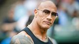 Dwayne "The Rock" Johnson: "Ein Tag ohne Schmerzen ist wie ein Tag ohne Sonnenschein"  Vor einigen Tagen richtete sich Dwayne Johnson per Instagram-Video an seine Fans – mit der Bitte um medizinische Tipps. Der 52-Jährige steht gerade für den Martial-Arts-Film "The Smashing Machine" vor der Kamera und zeigte seinen rechten Arm vor, den er sich dabei verletzt hatte. "Wenn dein Film 'The Smashing Machine' heißt … naja, … dann wirst Du halt zerschmettert!", scherzte er. Dazu hielt er eine pralle Schwellung am rechten Ellenbogen in die Kamera – seine "Melone", wie er sie nannte. "Ich wurde heute in unseren Szenen ziemlich vermöbelt", erklärte er.  Aber Blessuren ist der Action-Star gewöhnt: Nach Stunt-Unfällen wurde er im Internet bereits dreimal für tot erklärt. Und sein Vater, ein Ringer und Bodybuilder, hatte ihm bereits als Kind erklärt "Ein Tag ohne Schmerzen ist wie ein Tag ohne Sonnenschein, Junge". Trotzdem bat Johnson am Ende des Clips seine Fans um Tipps für Entzündungshemmer und genehmigte sich zuletzt einen Schluck seiner hauseigenen Tequila-Marke "Teremana" – um dann ins Fitness-Studio zu gehen.