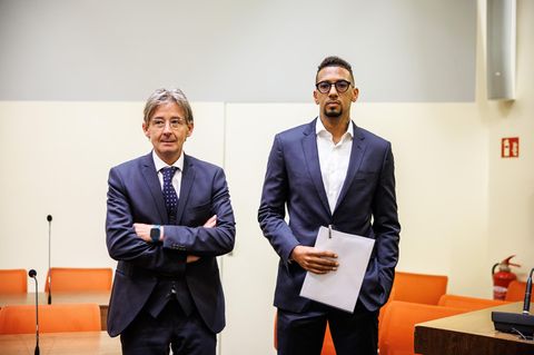 Jerome Boateng zu Prozessbeginn mit seinem Rechtsanwalt Leonard Walischewski