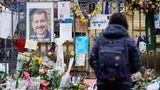 Noch immer wird der Marktplatz in Mannheim mit Blumen und Kerzen geflutet