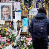 Noch immer wird der Marktplatz in Mannheim mit Blumen und Kerzen geflutet