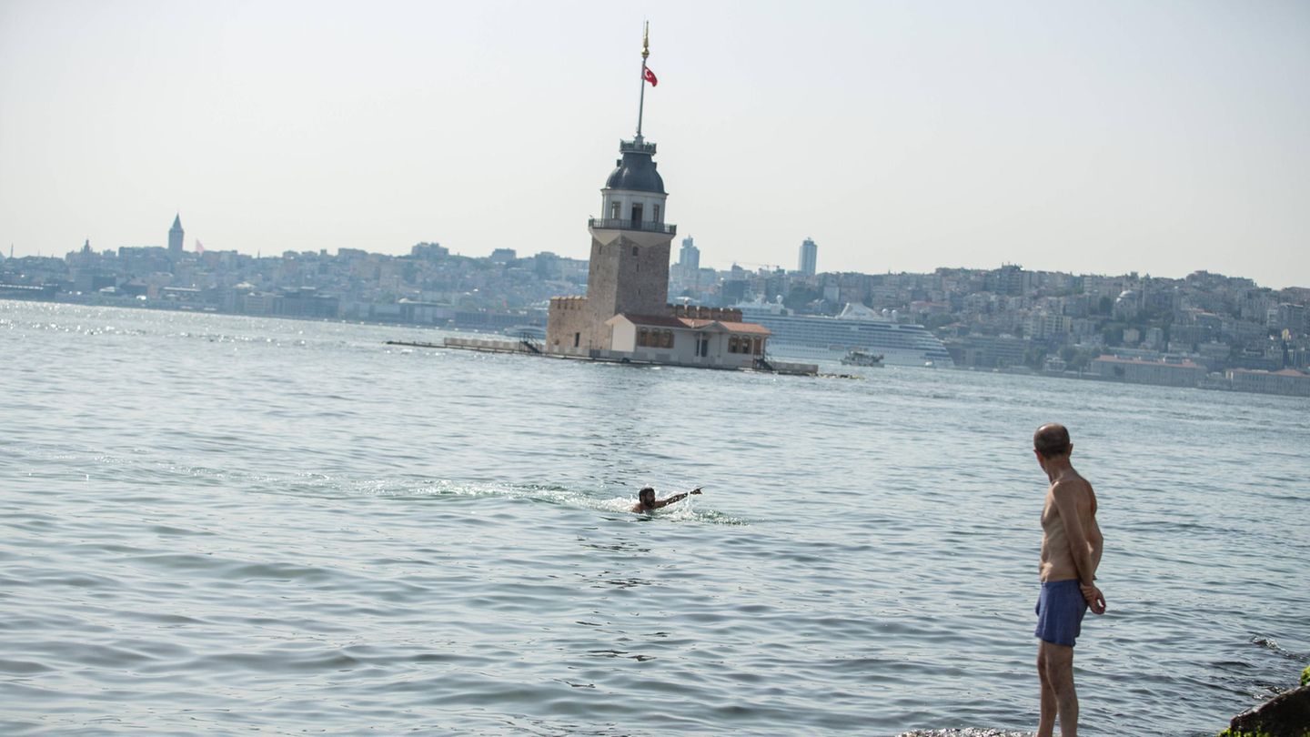 Warme Luftmassen aus Nordafrika sorgen auch in der Türkei für Temperaturen von örtlich bis zu 45 Grad. Da hilft wohl nur noch der Sprung ins kühle Wasser