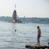 Warme Luftmassen aus Nordafrika sorgen auch in der Türkei für Temperaturen von örtlich bis zu 45 Grad. Da hilft wohl nur noch der Sprung ins kühle Wasser