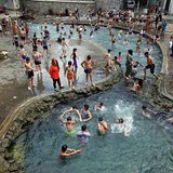 In einer Provinz im Westen der Türkei war bereits am Mittwoch nach Angaben der staatlichen Nachrichtenagentur Anadolu ein Rekordwert gemessen worden: 44,6 Grad zeigten dort die Thermometer. Das sei in Aydin der heißeste Tag im Juni seit 1938 gewesen