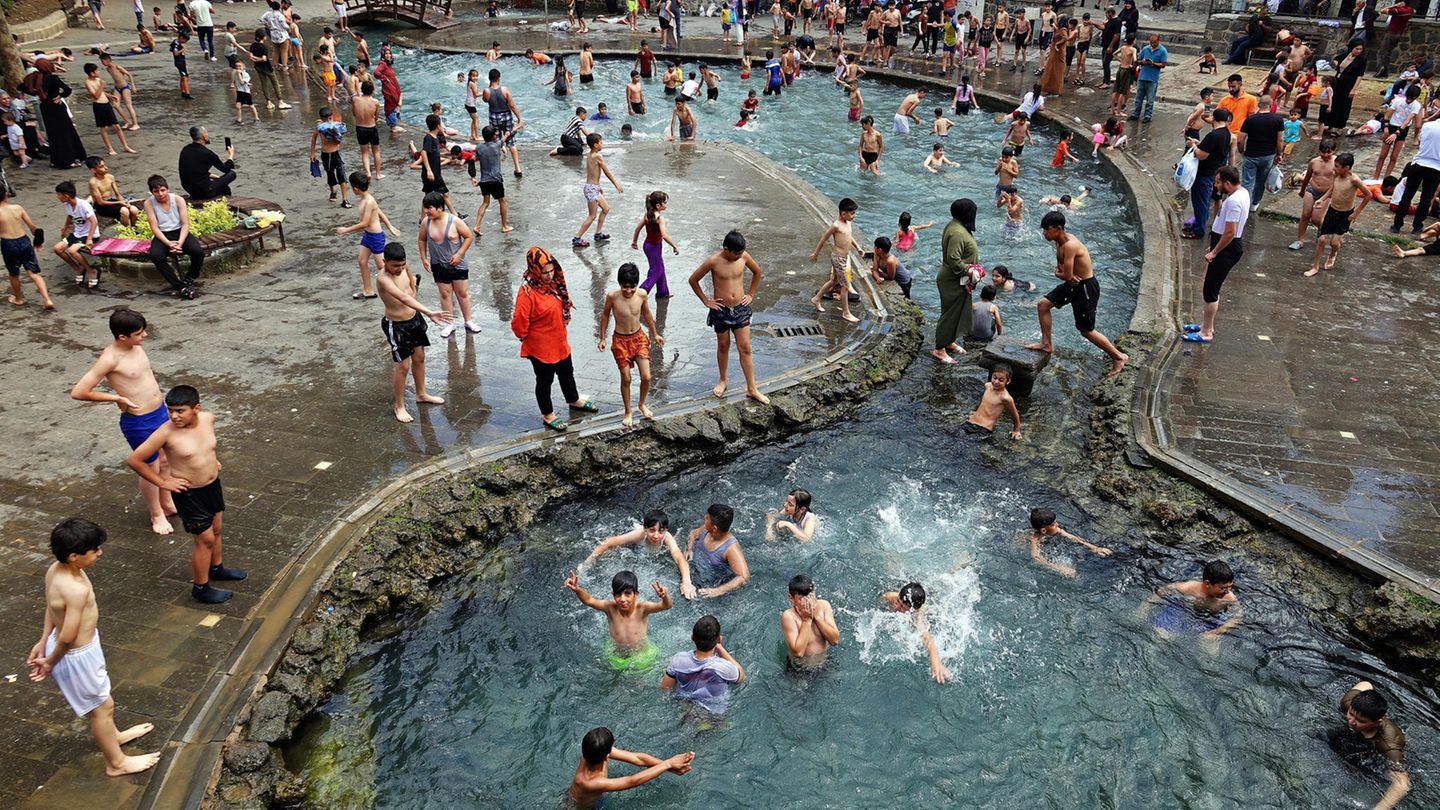 In einer Provinz im Westen der Türkei war bereits am Mittwoch nach Angaben der staatlichen Nachrichtenagentur Anadolu ein Rekordwert gemessen worden: 44,6 Grad zeigten dort die Thermometer. Das sei in Aydin der heißeste Tag im Juni seit 1938 gewesen