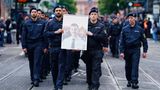 Beim Trauermarsch der Beamten tragen Polizisten das Bild ihres getöteten Kollegen ganz vorne