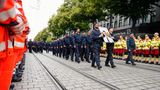 Rettungskräfte stehen in der Innenstadt von Mannheim Spalier, während der Trauerzug der Polizisten an ihnen vorbeizieht