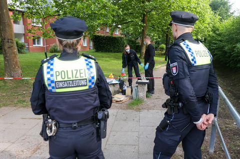 Ermittler sind bei einem Wohnhaus in Hamburg-Rahlstedt im Einsatz. Bei einem Einsatz des Spezialeinsatzkommandos (SEK) in Hamburg ist ein Mann tödlich verletzt worden.