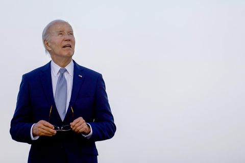 Portrait Joe Biden schaut verloren in die Luft auf dem G7 Gipfel