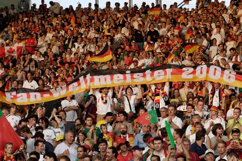 Zur Heim-WM 2006 war die Stimmung der Fußballfans in Deutschland auf dem Höhepunkt. Nun findet wieder ein Turnier vor der eigenen Haustür statt.