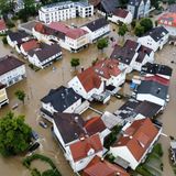 Babenhausen, Deutschland. Noch heftiger hatte es Anfang Juni Bayern und Baden-Württemberg erwischt. Tausende Hilfskräfte waren tagelang im Einsatz, weil Regenmassen und Überschwemmungen viele Regionen bedroht hatten. Etwa 7000 Evakuierungen waren wegen der Überflutungen nötig gewesen, hieß es allein aus Bayern. Vier Menschen waren in den Fluten umgekommen, in Baden-Württemberg waren es zwei Personen. Erst am Mittwoch erklärte der bayerische Hochwassernachrichtendienst die Hochwasserlage für beendet