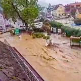 Deutschfeistritz, Österreich. Auch in der Alpenrepublik spielten sich in der zweiten Juni-Woche dramatische Szenen ab: Sintflutartige Regenfälle verwandelten Bäche in kürzester Zeit in reißende Ströme. In Deutschfeistritz nördlich von Graz riss eine Sturzflut am Samstagabend Autos mit und beschädigte zahlreiche Häuser. Zeitweise sei der Ortskern nur mit Booten erreichbar gewesen, schrieb die "Kleine Zeitung". Bürger in dem 4000-Einwohner-Ort waren aufgerufen, wegen Lebensgefahr zu Hause zu bleiben. Ein Fünfjähriger starb wegen eines Erdrutsches