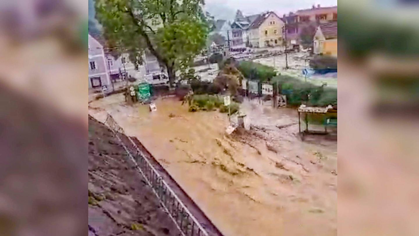 Sintflutartiger Regen in Österreich Deutschfeistritz, Österreich. Auch in der Alpenrepublik spielten sich in der zweiten Juni-Woche dramatische Szenen ab: Sintflutartige Regenfälle verwandelten Bäche in kürzester Zeit in reißende Ströme. In Deutschfeistritz nördlich von Graz riss eine Sturzflut am Samstagabend Autos mit und beschädigte zahlreiche Häuser. Zeitweise sei der Ortskern nur mit Booten erreichbar gewesen, schrieb die "Kleine Zeitung". Bürger in dem 4000-Einwohner-Ort waren aufgerufen, wegen Lebensgefahr zu Hause zu bleiben. Ein Fünfjähriger starb wegen eines Erdrutsches