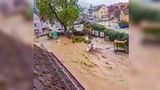 Deutschfeistritz, Österreich. Auch in der Alpenrepublik spielten sich in der zweiten Juni-Woche dramatische Szenen ab: Sintflutartige Regenfälle verwandelten Bäche in kürzester Zeit in reißende Ströme. In Deutschfeistritz nördlich von Graz riss eine Sturzflut am Samstagabend Autos mit und beschädigte zahlreiche Häuser. Zeitweise sei der Ortskern nur mit Booten erreichbar gewesen, schrieb die "Kleine Zeitung". Bürger in dem 4000-Einwohner-Ort waren aufgerufen, wegen Lebensgefahr zu Hause zu bleiben. Ein Fünfjähriger starb wegen eines Erdrutsches