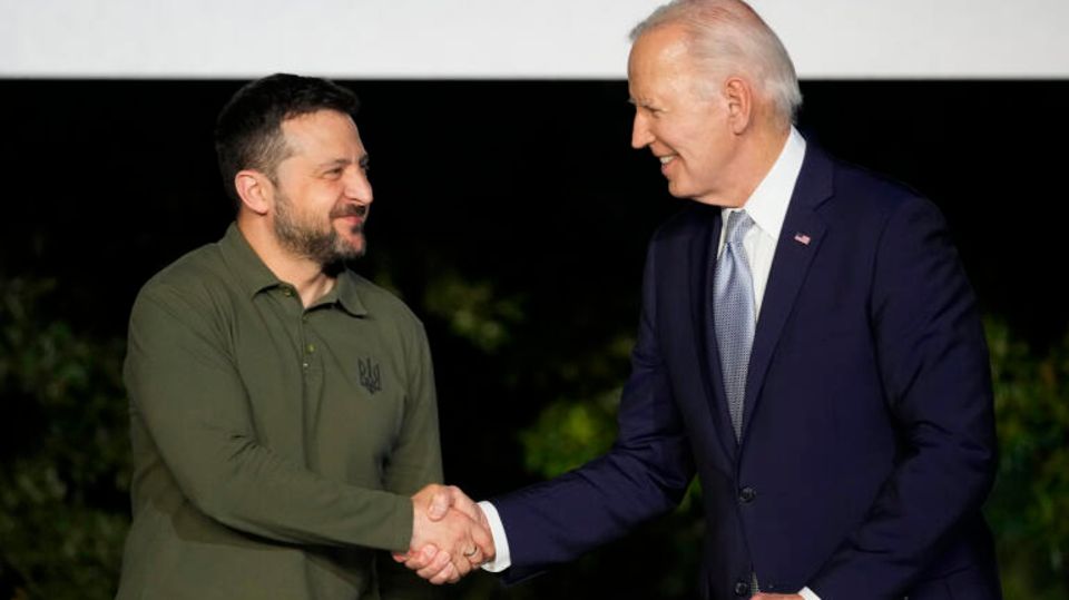 Händedruck zwischen den Präsidenten Joe Biden (rechts) und Wolodymyr Selenskyj. Wird es beim Ukraine-Friedensgipfel mehr geben als nur Händeschütteln? 