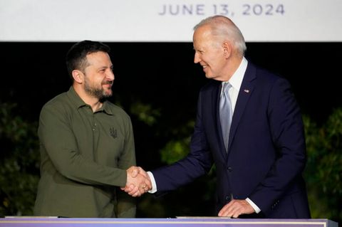Handschlag zwischen den Präsidenten Joe Biden (r.) und Wolodymyr Selenskyj. Bleibt vom Friedensgipfel der Ukraine mehr als Händeschütteln? 