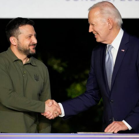 Handschlag zwischen den Präsidenten Joe Biden (r.) und Wolodymyr Selenskyj. Bleibt vom Friedensgipfel der Ukraine mehr als Händeschütteln? 