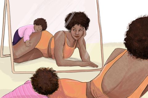 Illustration zeigt: Eine Frau betrachtet sich Selbstbewusst im Spiegel während ihre kleine Tochter auf ihrer Hüfte liegt