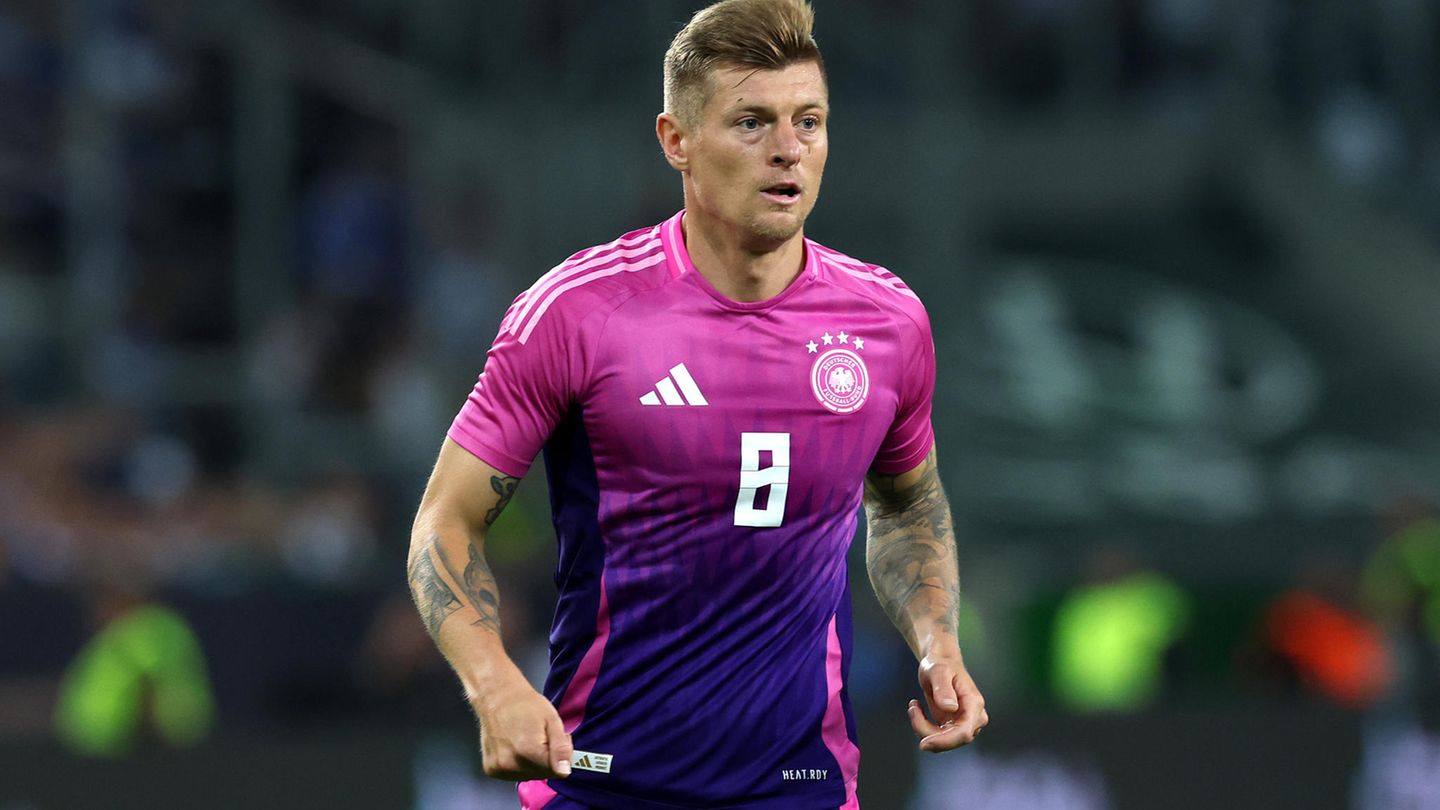 Toni Kroos Lenkte das deutsche Spiel und gab ihm sofort den Rhythmus – einfach brillant. Hatte sogar eine Slapstick-Einlage parat, als er bei seinem präzisen Seitenwechsel auf Kimmich, der das 2:0 einleitete, wegrutschte. Es bleibt ein Rätsel, warum die Schotten dem sechsfachen Champions-League-Sieger besonders in der ersten Hälfte ziemlich viel Freiraum ließen.