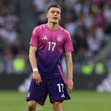 Hatte gleich die erste Torchance nach einem langem Ball von Rüdiger, war dabei allerdings ins Abseits gelaufen. Wenig später konzentrierte er sich etwas besser und erzielte die Führung von der Strafraumkante mit einem präzisen Flachschuss an die Innenseite des Pfostens. Sein Tor war der berühmte Dosenöffner. Arbeitete viel, lockte Verteidiger aus der Kette und legt einmal einen hinreißenden Sprint über das gesamte Feld hin, der zeigte: Hier geht es um alles. Machte schließlich Sané Platz.