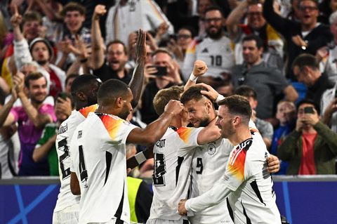 Niclas Füllkrug bejubelt mit Teamkameraden sein 4:0 für Deutschland gegen Schottland beim EM-Auftakt