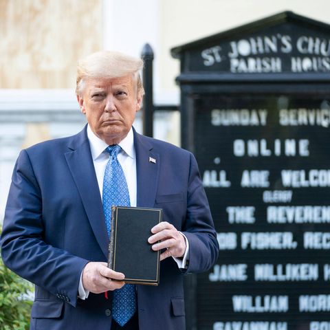 Noch als Präsident posierte Donald Trump im Jahr 2020 vor der St. Johns Episcopal Church in Washington mit einer Bibel in der Hand. Trump inszeniert sich gerne als Vertreter der christlichen Rechten.   