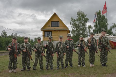 Im Ferienlager "Wympel Storm", gelegen zwischen Moskau und Sankt Petersburg, posieren Kinder mit Kalaschnikow-Attrappen
