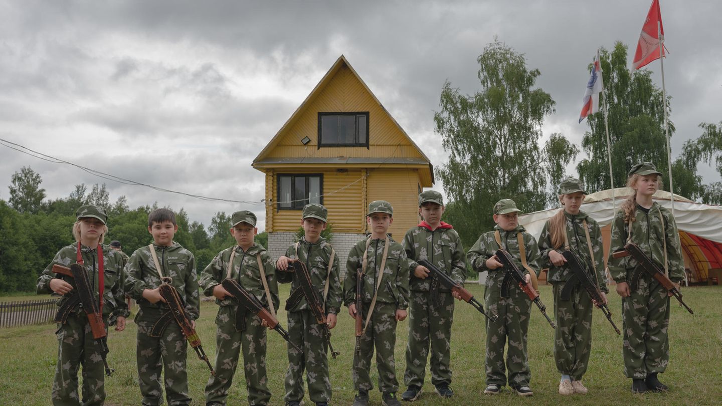 Russische Feriencamps: Im Ferienlager "Wympel Storm", gelegen zwischen Moskau und Sankt Petersburg, posieren Kinder mit Kalaschnikow-Attrappen Im Ferienlager "Wympel Storm", gelegen zwischen Moskau und Sankt Petersburg, posieren Kinder mit Kalaschnikow-Attrappen