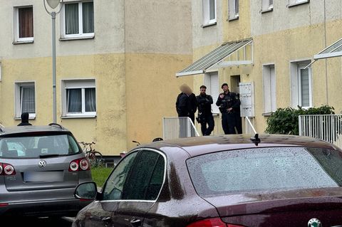 Polizisten in der Nähe des Einsatzortes in Wolmirstedt in Sachsen-Anhalt