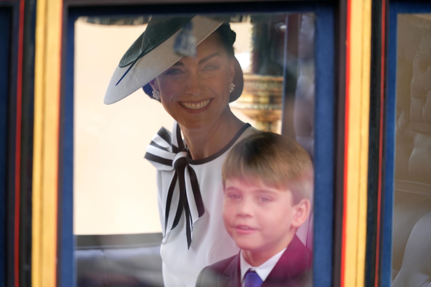 Prinzessin Kate und ihr jüngerer Sohn Prinz Louis in der Kutsche