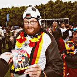 Welches Team diesem Sportsfreund den Kopf verdreht hat, ist unschwer zu erkennen. Bei ihm scheint es sich um eine in Fankreisen bekannte Person zu handeln – denn er hat Autogramm-Karten parat.
